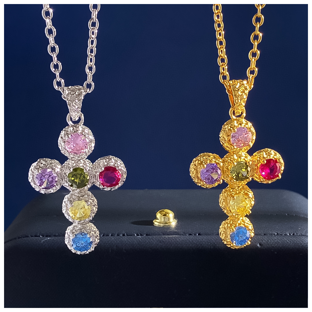 Designer Necklace for Women Vintage Royal Embossed Brushed Color Diamond Cross Pendant Necklaces Luxury Jewlery Designer Women Timeless Elegant Gift P