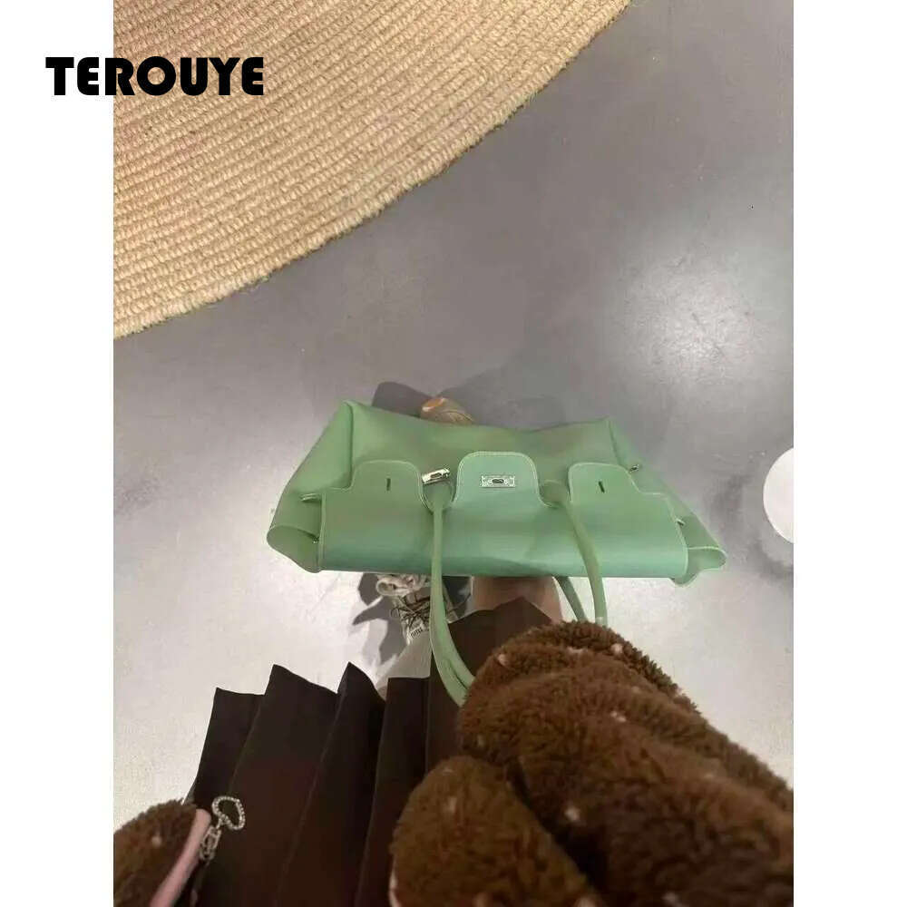 Kiikii Same Jelly 2026 Summer New Commuting Tote Fashion Transparent Large-Capacity Armpit Bag Female TEROUYE