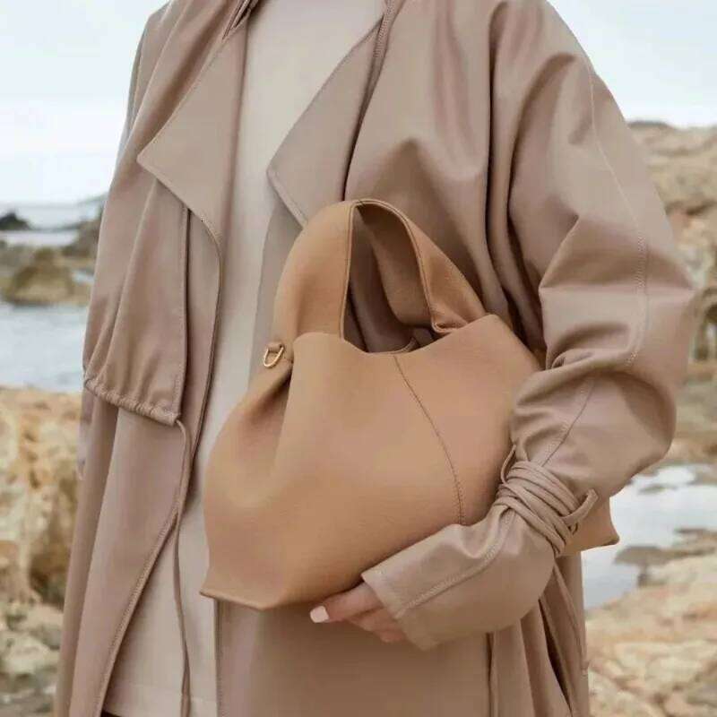 Fashionable New Leather Cloud Handbag, European And American High-End Vintage Women's Shoulder Bag