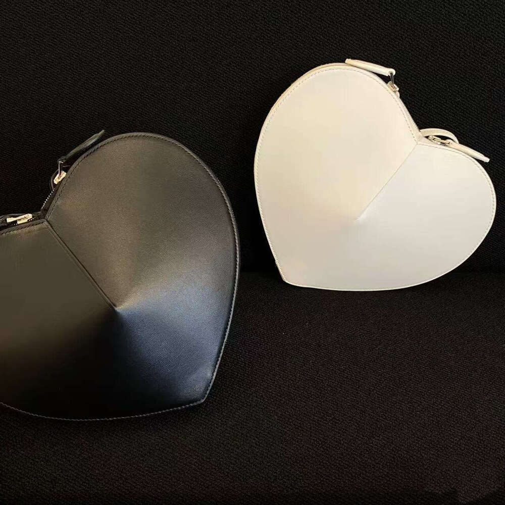 Cross-border best-selling shoulder and underarm crossbody bag, niche high-quality three-dimensional heart-shaped bag for women