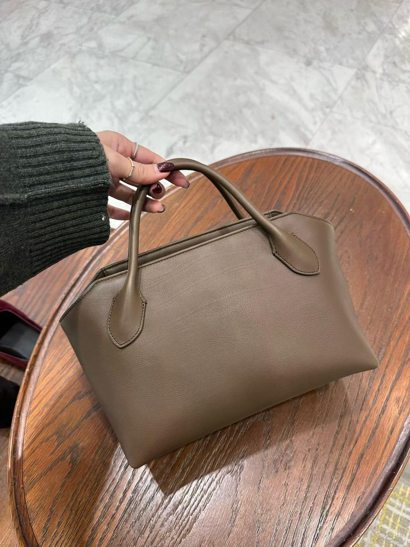 Terrasse Bauletto Bag - A simple new short-handled handbag made of outer horsehide leather and inner sheepskin leather