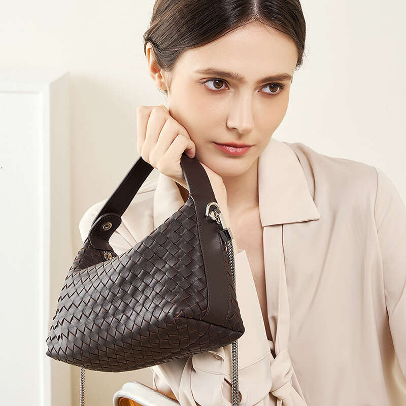 2026 Trendy Niche Genuine Leather Woven Dumpling Bag Sheepskin Chain Crossbody Pillow Handbag Luxury Designer Retro Shoulder Purse for Women Daily Com