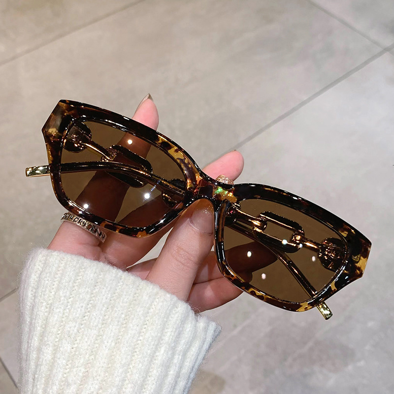 Polygonal Frameless Sunglasses with Leg Chain, Gradient Mirror Lenses, UVA/UVB-Blocking PC Construction, Casual Fashion Eyewear, Eyeglass Chain Access - view 3