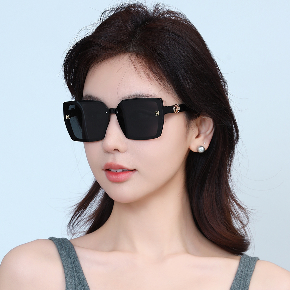 Oversized Black Designer Sunglasses Round Big Face UV Protection Eyewear For Women Outdoor Driving Beach Street Shooting High End Temperament Fashion 
