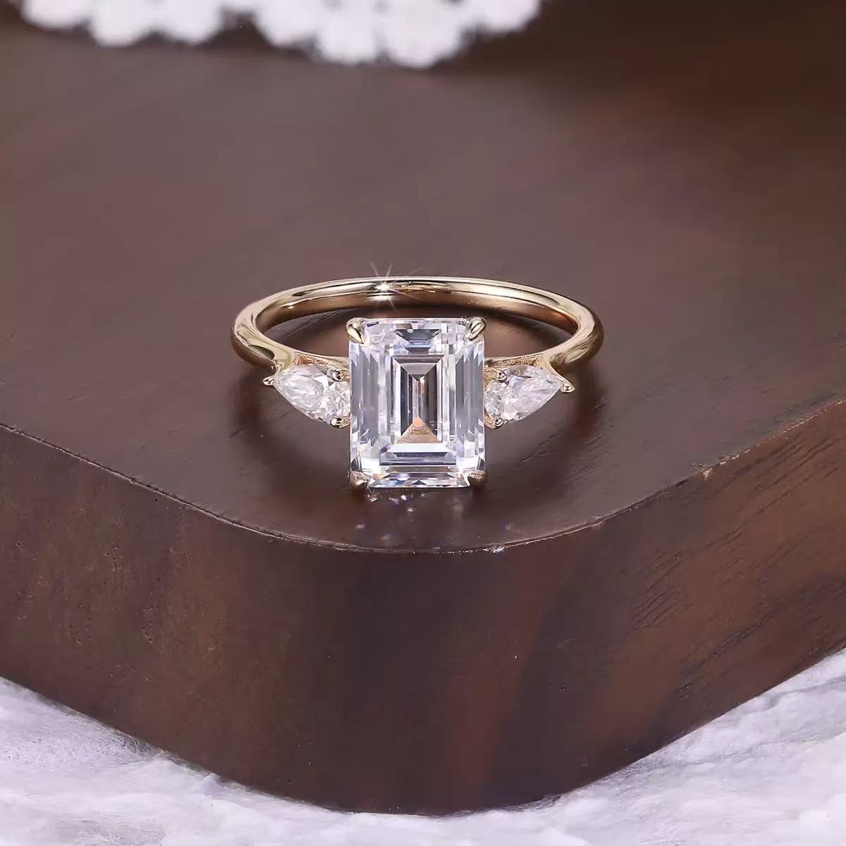 Gia Igi Certified CVD HPHT Lab Grown Diamond 2CT 3CT 14K/18K Solid Gold Engagement Ring for Women Elongated Cushion Three Stone Ring
