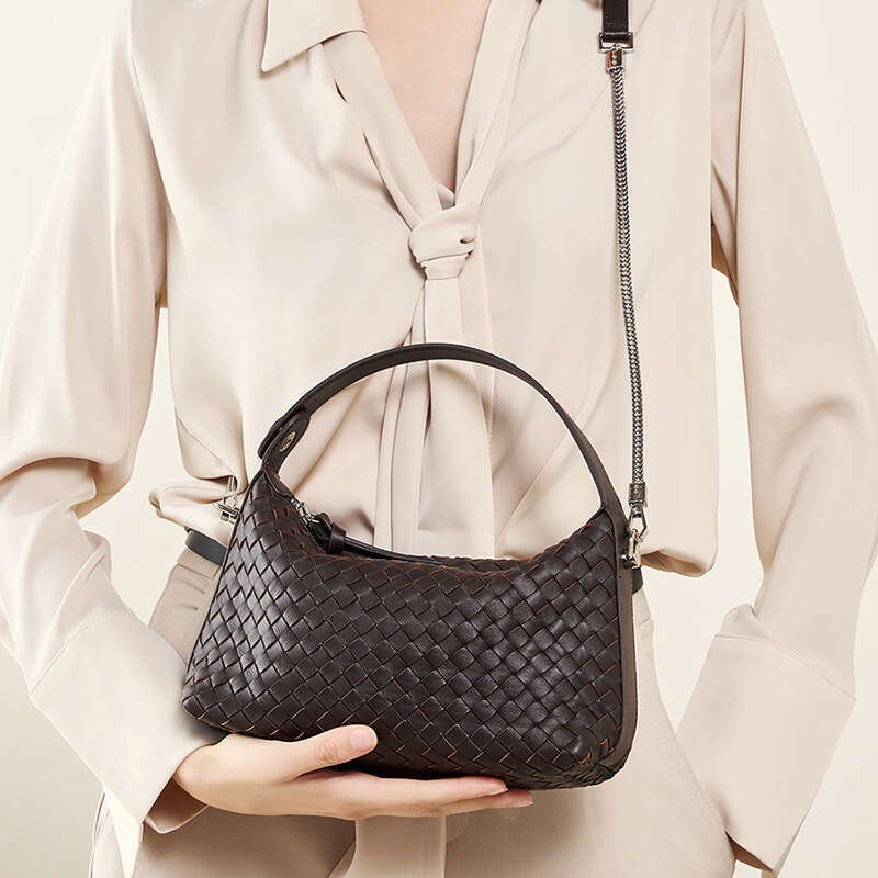 2026 Trendy Niche Genuine Leather Woven Dumpling Bag Sheepskin Chain Crossbody Pillow Handbag Luxury Designer Retro Shoulder Purse for Women Daily Com