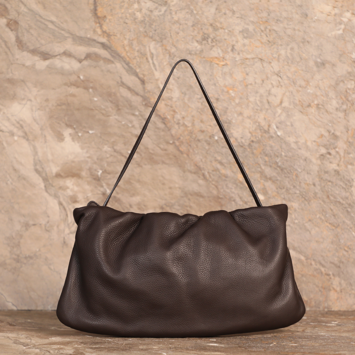 Bourse with crossbody strap made of calfskin/sheepskin on the outside, with inner lining made of sheepskin and hardware. Single shoulder strap design.