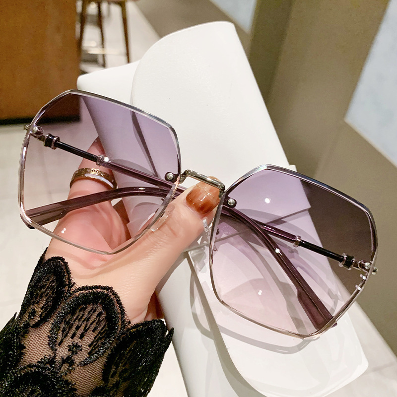 New Metal Framed Women's Designer Sunglasses Luxurious Summer UV380 UV Protection Outdoor Travel Leisure Sports Cycling Glasses Trendy Accessorie