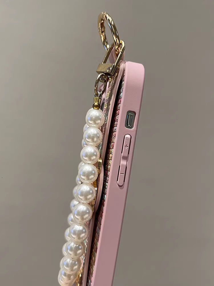 Winter Style Woven Leather Pattern Bear Designer Phone Case Wrist Strap Chain Full Coverage Shockproof Protective Shell Fit For IPhone 17 16 15 14