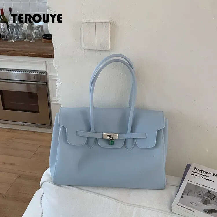 Kiikii's Same Style Jelly 2026 Summer New Commuter Tote Bag, Fashionable Transparent Large-Capacity Underarm Women's Bag TEROUYE