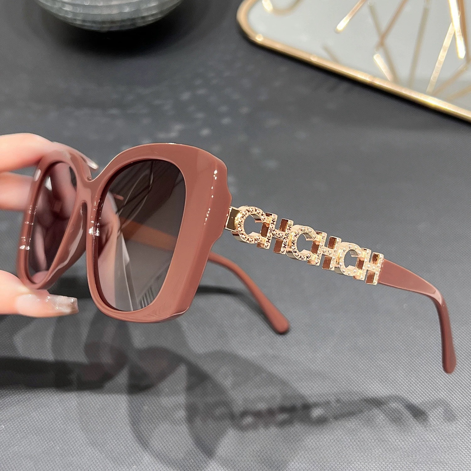 free shipping 2026 designer Sunglasses Letter Temples Light Luxury Sunglasses Women, UV Protection Travel Commuter Trendy Shades with box