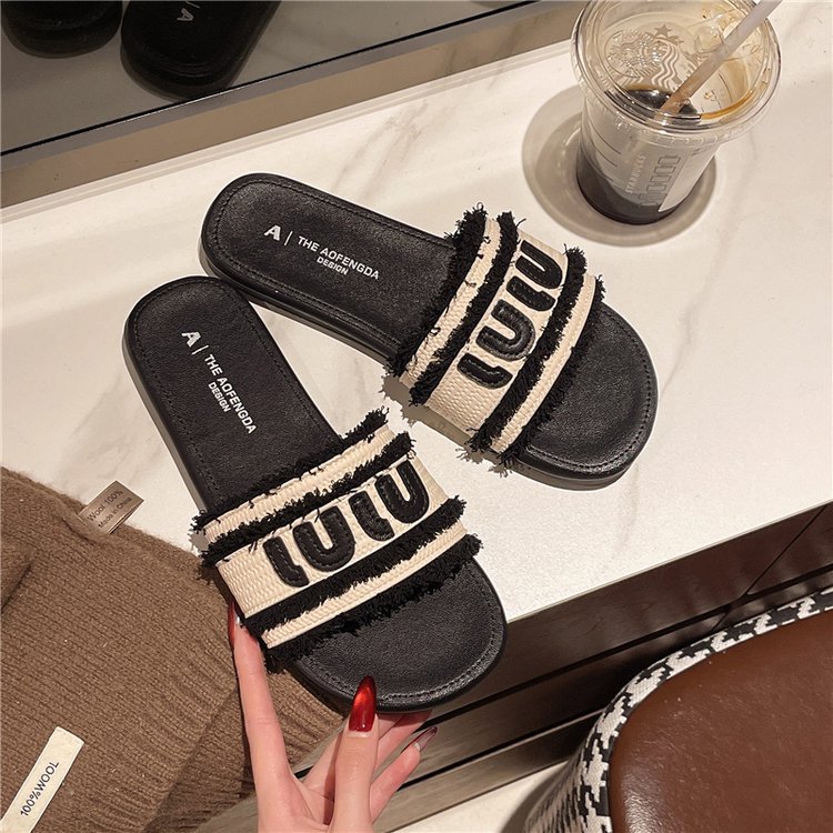 2026 Summer Casual Versatile Designer Flat Slippers for Wearing Fashionable Breathable Beach Shoes for Women