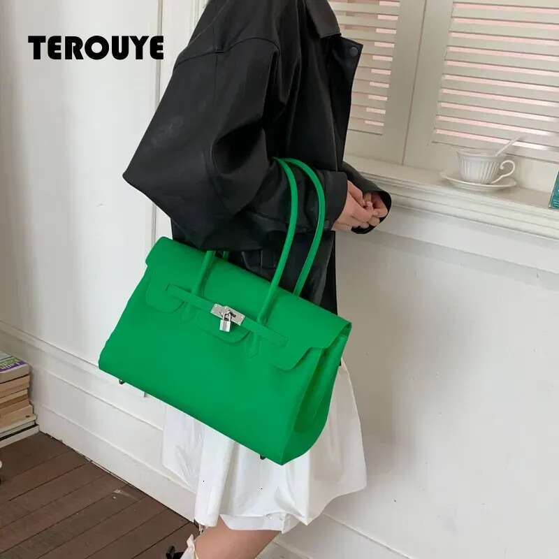 Kiikii's Same Style Jelly 2026 Summer New Commuter Tote Bag, Fashionable Transparent Large-Capacity Underarm Women's Bag TEROUYE