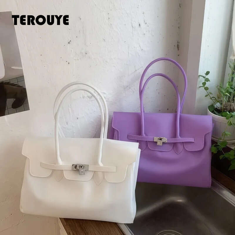 Kiikii's Same Style Jelly 2026 Summer New Commuter Tote Bag, Fashionable Transparent Large-Capacity Underarm Women's Bag TEROUYE