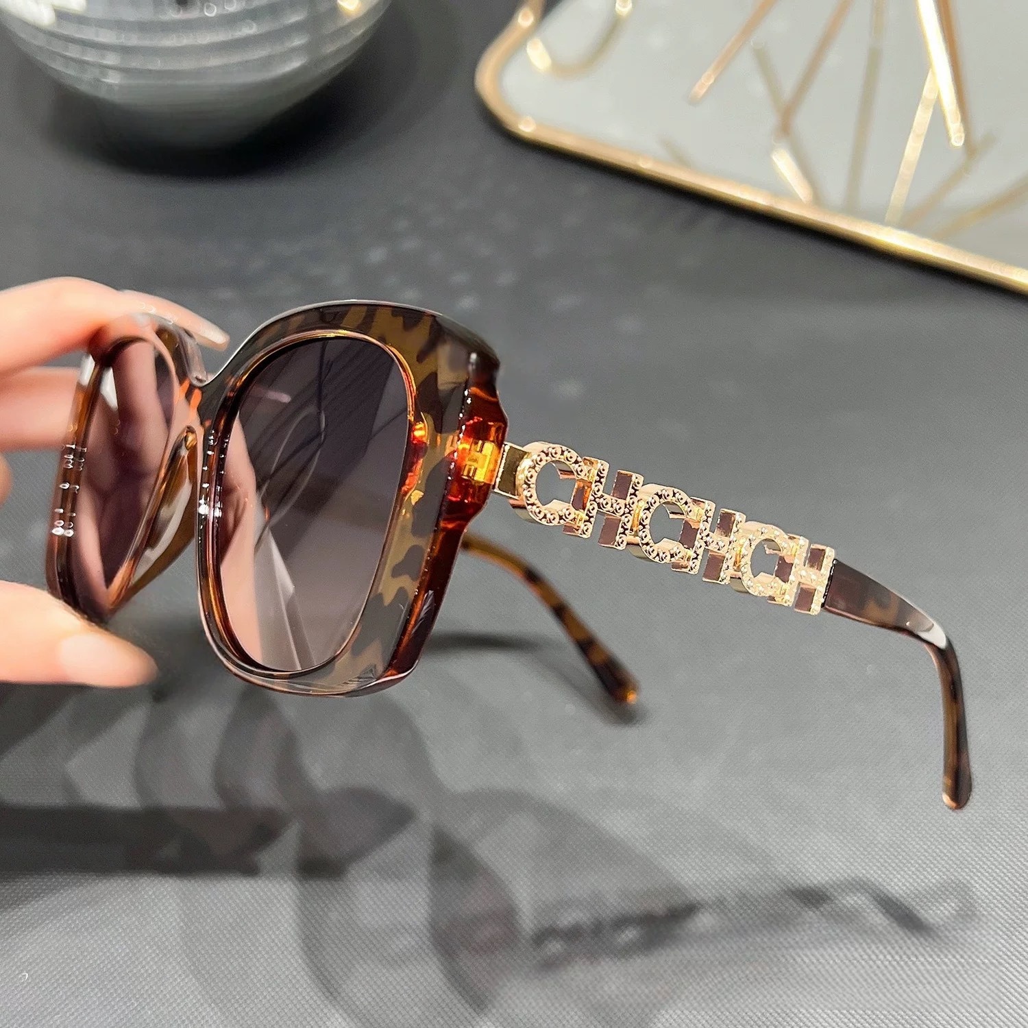 free shipping 2026 designer Sunglasses Letter Temples Light Luxury Sunglasses Women, UV Protection Travel Commuter Trendy Shades with box