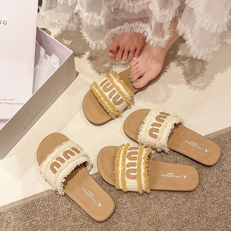 2026 Summer Casual Versatile Designer Flat Slippers for Wearing Fashionable Breathable Beach Shoes for Women