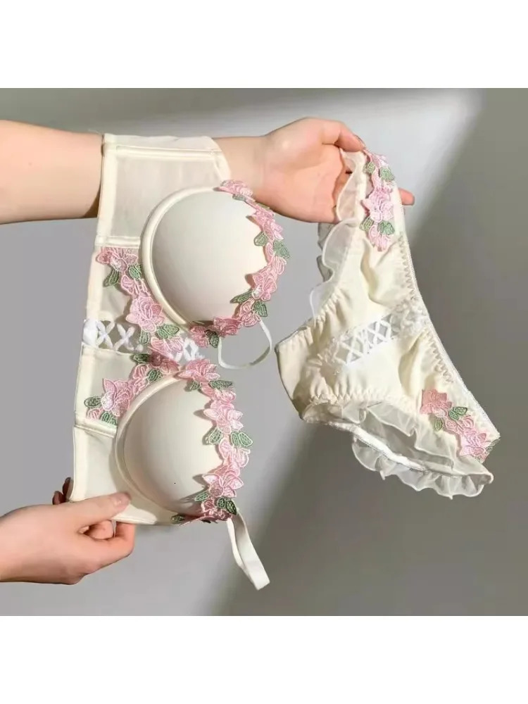 YUQI Vintage Floral Lingerie Set Cream Lace Bralette Retro Push Up Bra for Small Bust Women Pure Sensual Embroidered Wireless 260430