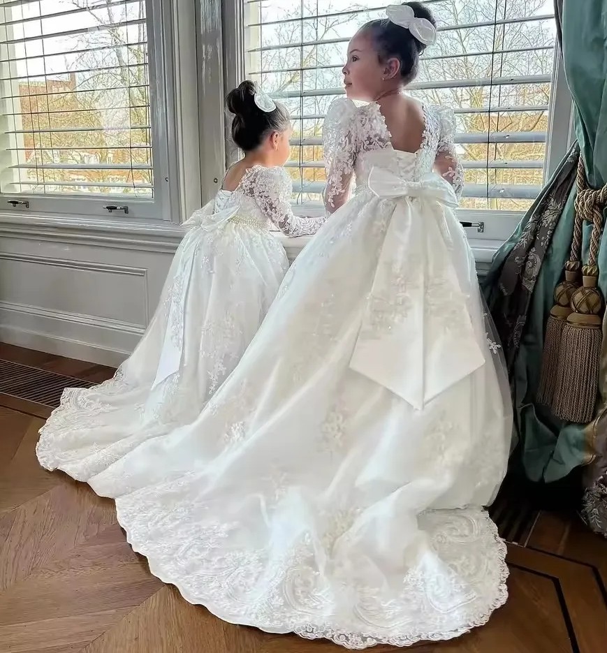2026 Customized White Flower Girl Dresses For Wedding With Long Sleeves Bow Lace Appliqued Sweep Train Little Girls' Kids Birthday Party First Communion Gowns LG1076