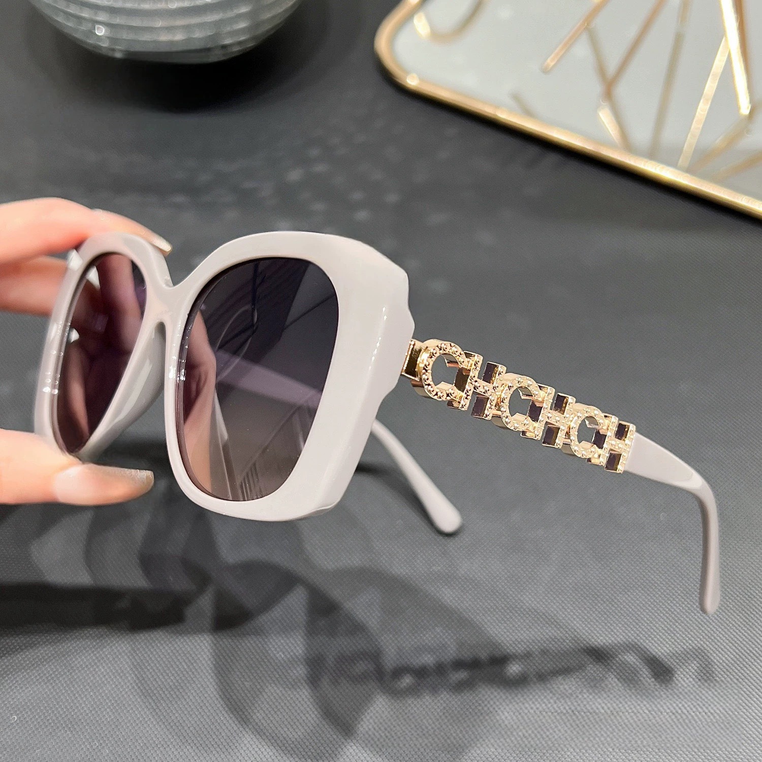 free shipping 2026 designer Sunglasses Letter Temples Light Luxury Sunglasses Women, UV Protection Travel Commuter Trendy Shades with box