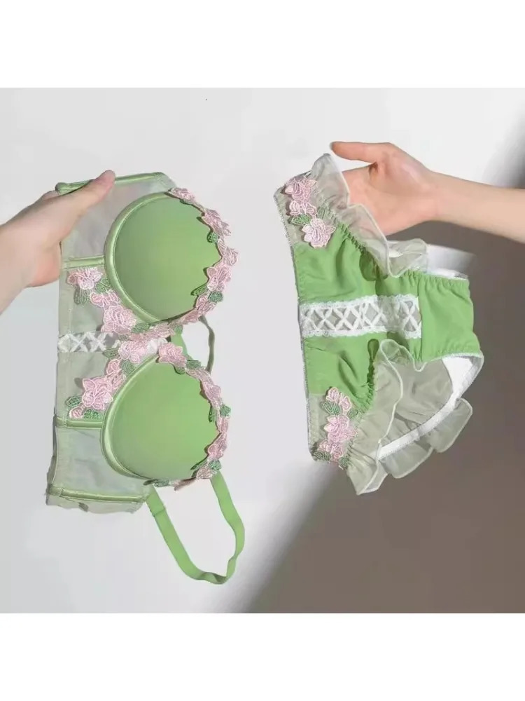 YUQI Vintage Floral Lingerie Set Cream Lace Bralette Retro Push Up Bra for Small Bust Women Pure Sensual Embroidered Wireless 260430