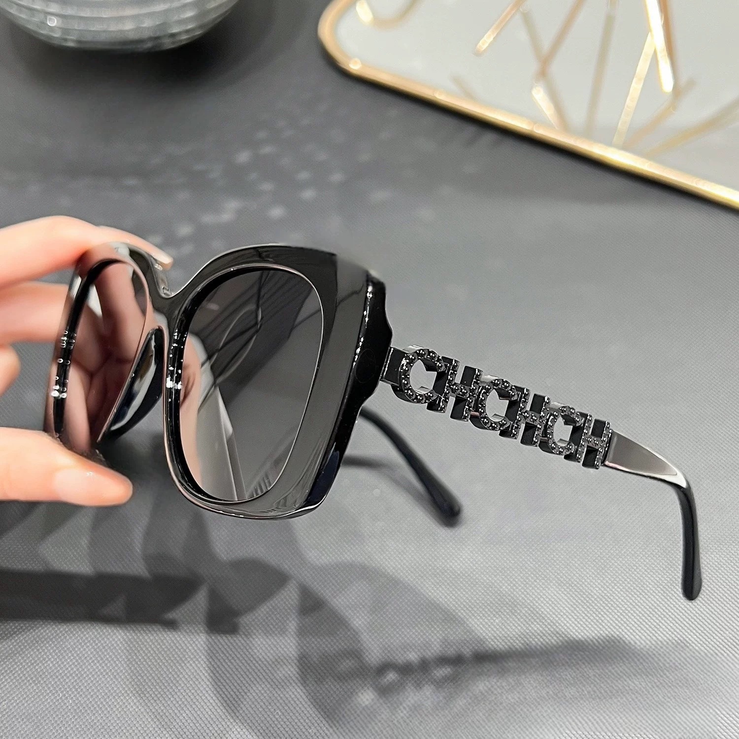 free shipping 2026 designer Sunglasses Letter Temples Light Luxury Sunglasses Women, UV Protection Travel Commuter Trendy Shades with box