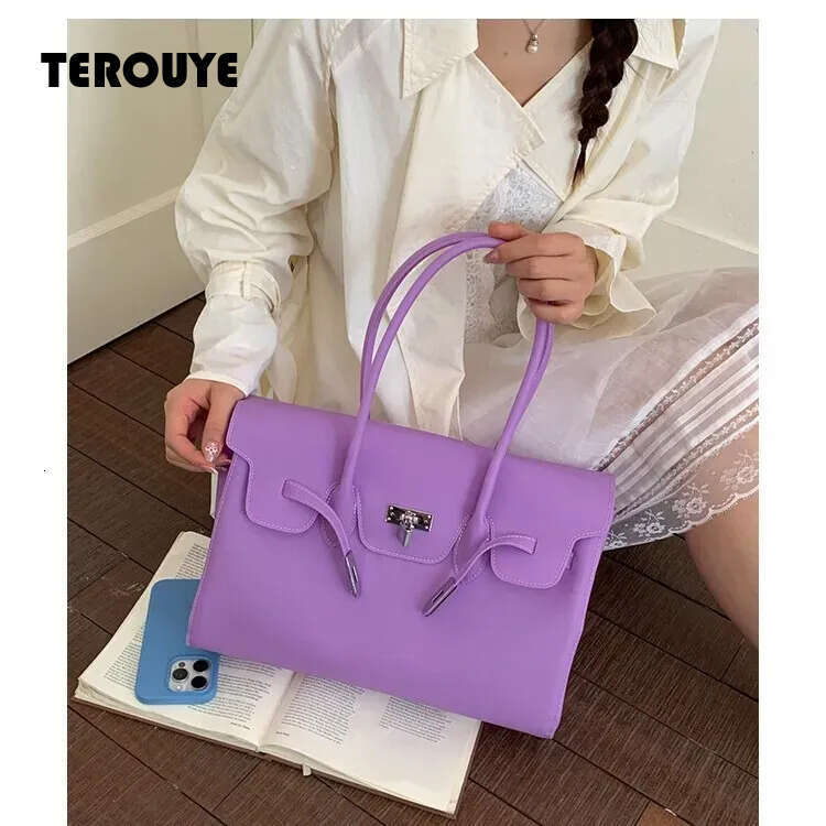 Kiikii's Same Style Jelly 2026 Summer New Commuter Tote Bag, Fashionable Transparent Large-Capacity Underarm Women's Bag TEROUYE