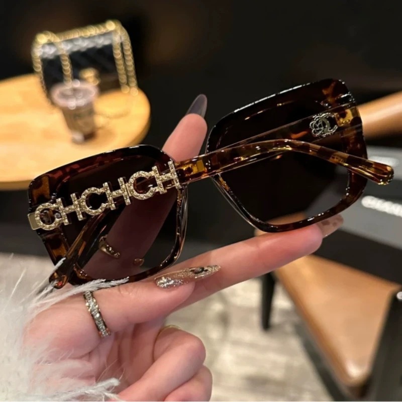 free shipping 2026 designer Sunglasses Letter Temples Light Luxury Sunglasses Women, UV Protection Travel Commuter Trendy Shades with box