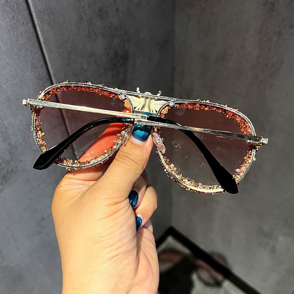 Designer Sunglasses Luxury Style High-end Bee Metal Rhinestone Fashion Large Frame Women Ins Outdoor Cycling Windproof And Sun Protection Trendy Glass