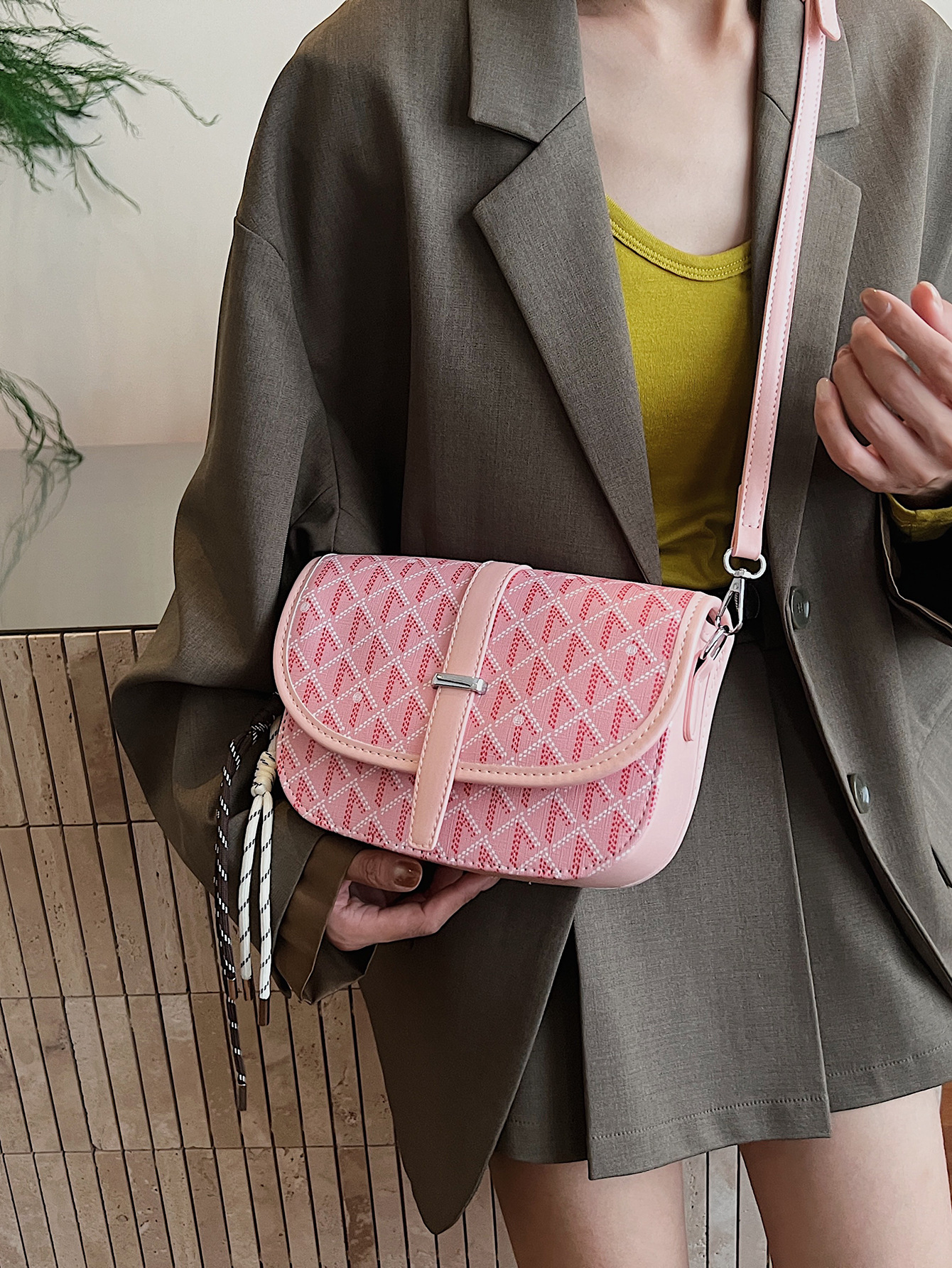 New stylish crossbody bag, high-end ladies handbag, retro designer bag, simple casual shoulder bag, European and American luxury small handbag, undera