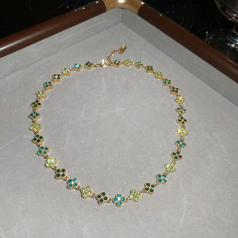 Ultra-shiny diamond-studded floral necklace , elegant and luxurious, sophisticated jewelry for women - view 9