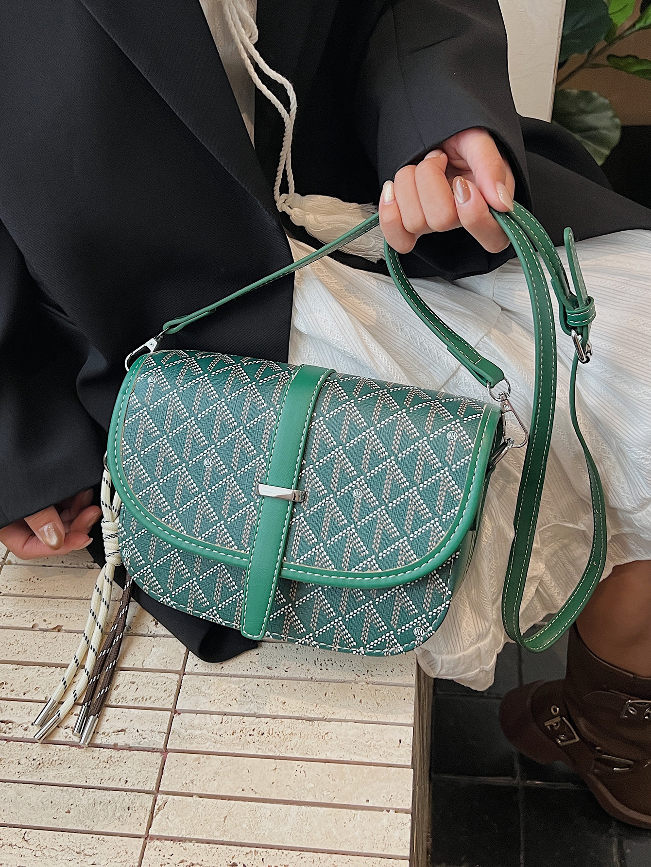 New stylish crossbody bag, high-end ladies handbag, retro designer bag, simple casual shoulder bag, European and American luxury small handbag, undera