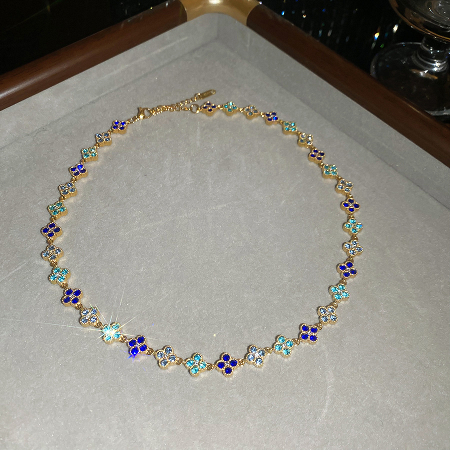 Ultra-shiny diamond-studded floral necklace , elegant and luxurious, sophisticated jewelry for women - view 8