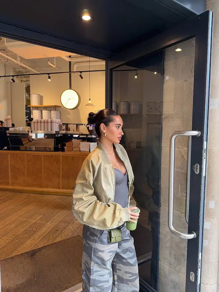 Women Khaki Cropped Bomber Jackets Lapel Collar Full Zip Closure Pocket Detail Long Sleeve Streetwear Lady Casual Y2k Outfits 260430