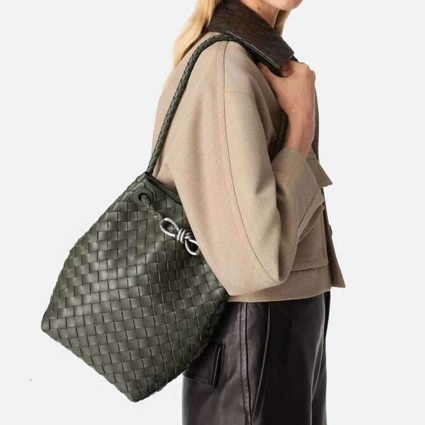 Cross Border Woven Bucket Bag Large Capacity Genuine Leather Shoulder With Metal Bow European And American Retro Commuter Handbag For Women SENYY