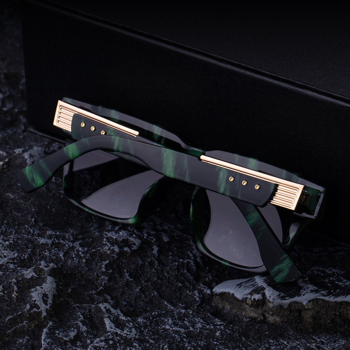 Classic Metal Square Frame Designer Sunglasses Luxurious Men's New Thick Punk Style Retro Sunscreen Glasses Youth Climbing Sports Trend Brand Out - view 3