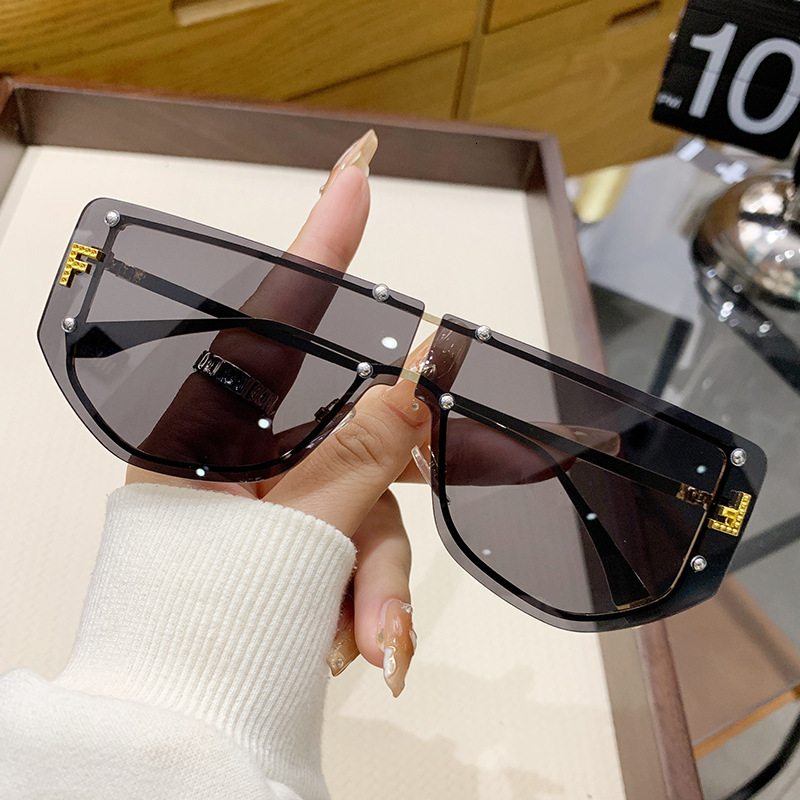 Designer Luxury Women's Sunglasses High-end Letter Integrated Sunglasses Metal Frame Gradient Ultra Clear Lenses Personalized Outdoor Anti Glare 