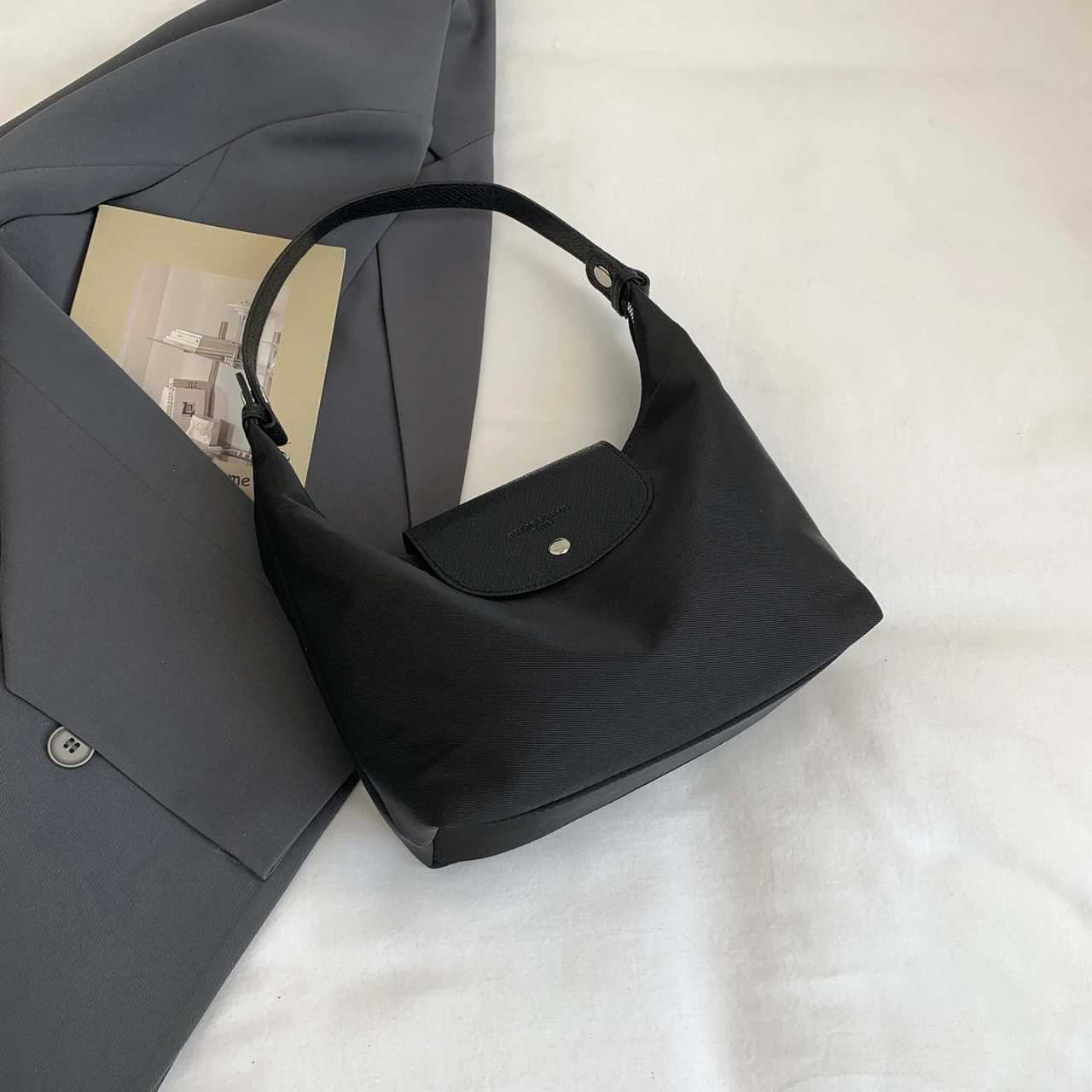 Designer Ladies casual versatile new handbag with simple color mahing essential mobile phe bag for shopping and travelJ260508