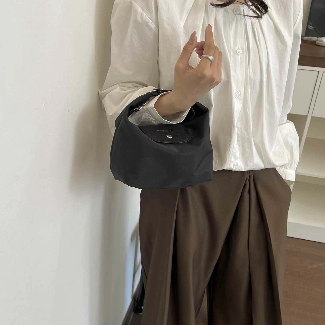 Designer Ladies casual versatile new handbag with simple color mahing essential mobile phe bag for shopping and travelJ260508