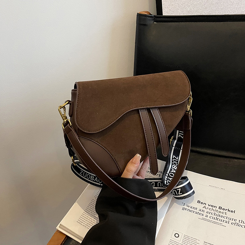 designer luxury Niche design women's bag 2026 new vintage versatile single-shoulder underarm high-end crossbody saddle bag Practical