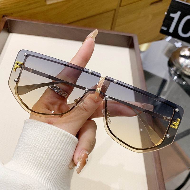 Designer Luxury Women's Sunglasses High-end Letter Integrated Sunglasses Metal Frame Gradient Ultra Clear Lenses Personalized Outdoor Anti Glare 