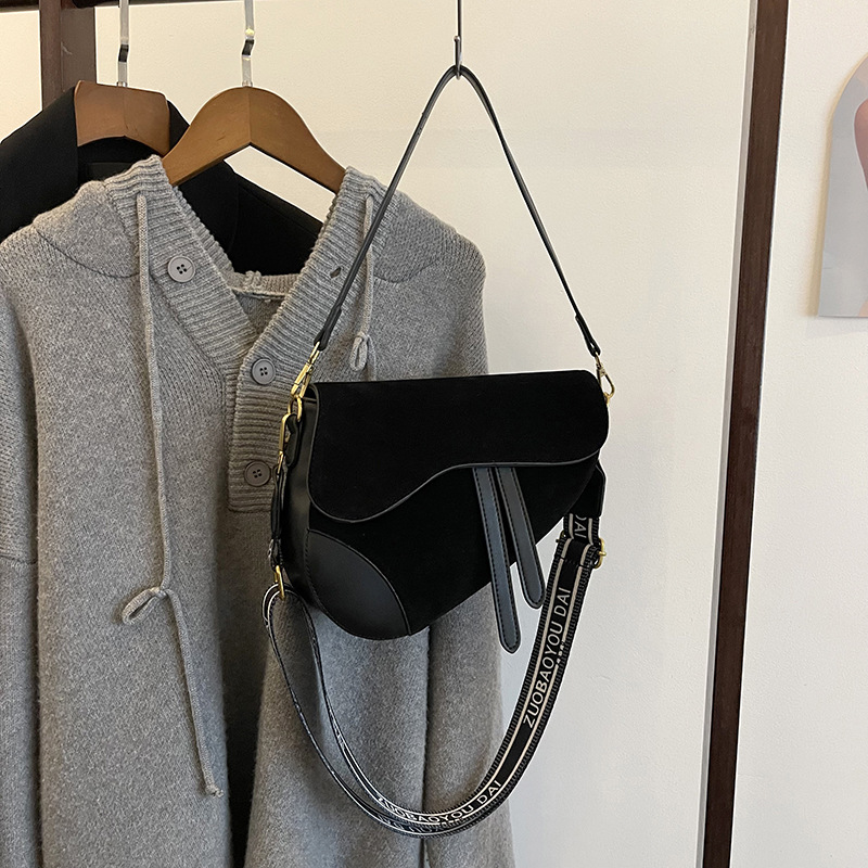 designer luxury Niche design women's bag 2026 new vintage versatile single-shoulder underarm high-end crossbody saddle bag Practical