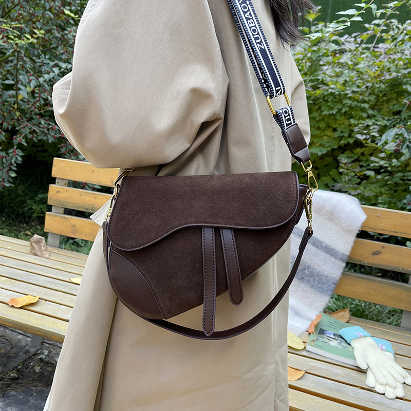 designer luxury Niche design women's bag 2026 new vintage versatile single-shoulder underarm high-end crossbody saddle bag Practical