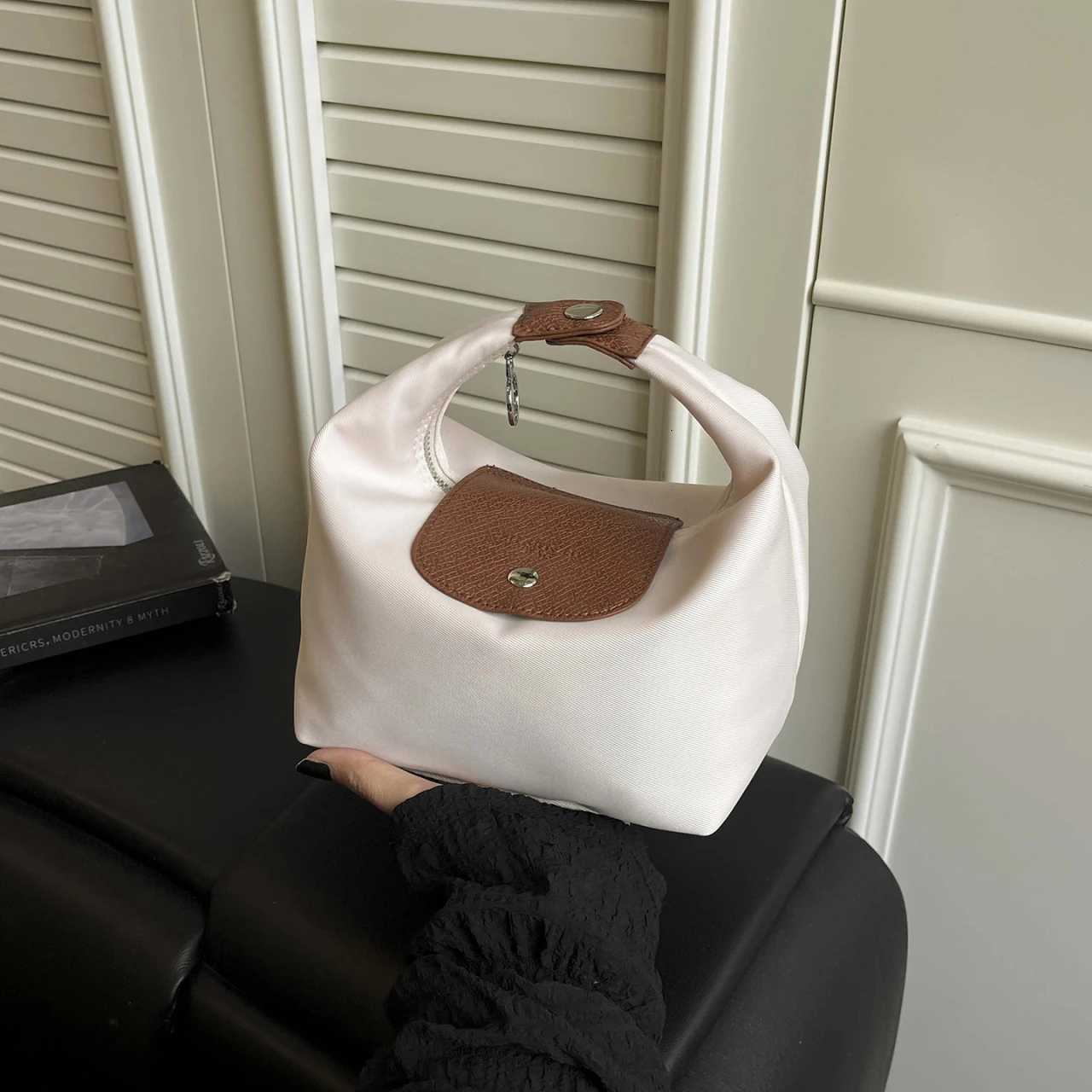 Designer Ladies casual versatile new handbag with simple color mahing essential mobile phe bag for shopping and travelJ260508