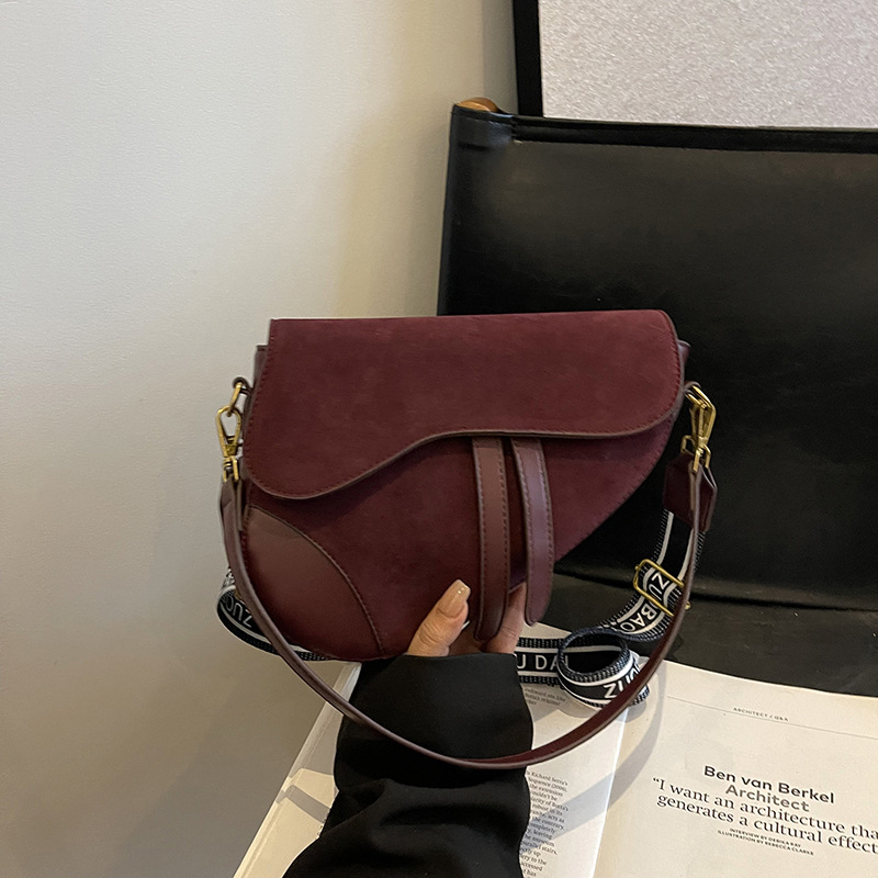 designer luxury Niche design women's bag 2026 new vintage versatile single-shoulder underarm high-end crossbody saddle bag Practical