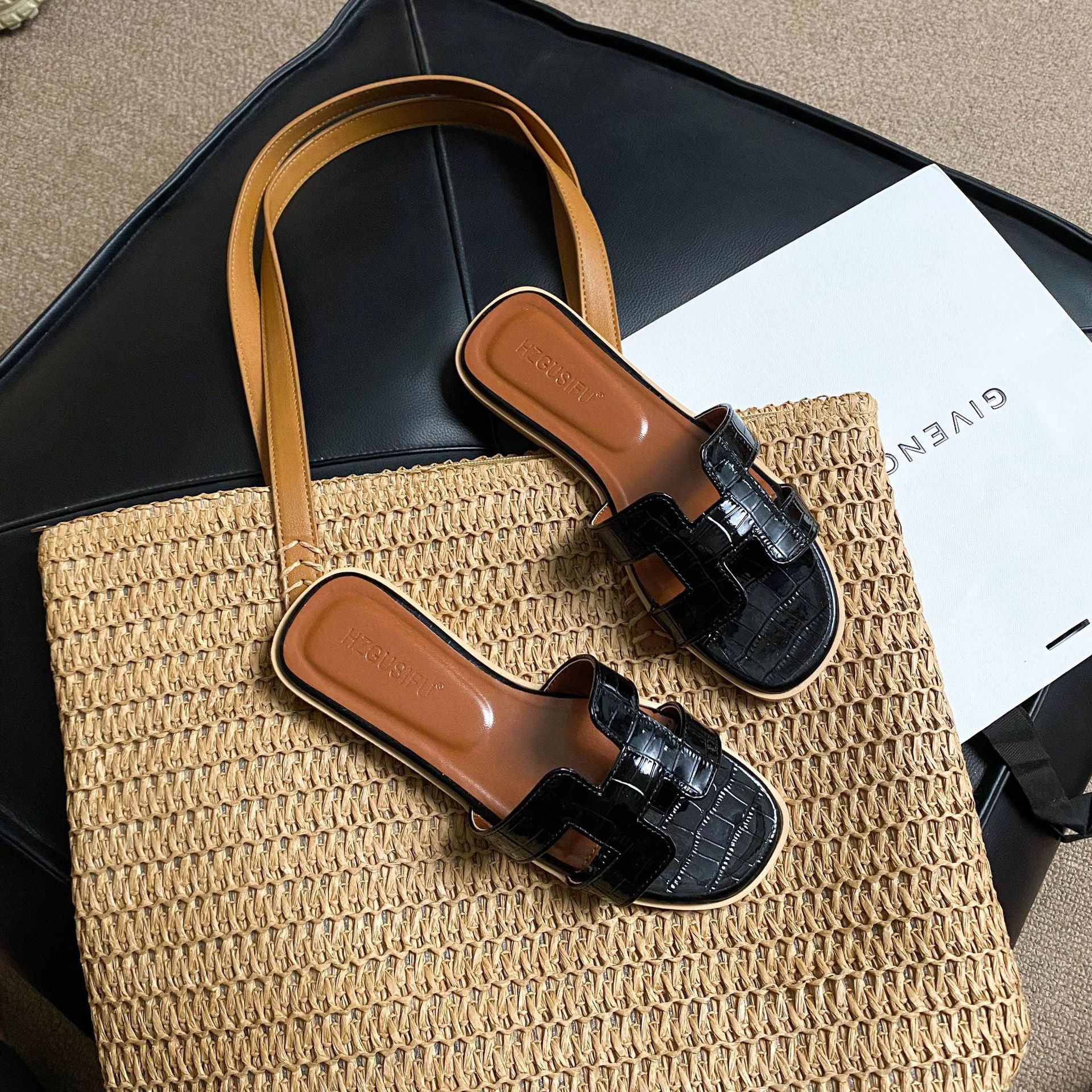 Hot new free shipping designer slippers for womens flat sandals black brown grey green khaki beige pink gold Fashionable and versatile Beach flat slip