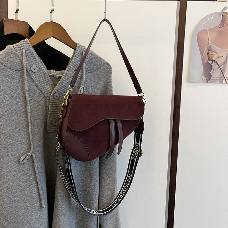 designer luxury Niche design women's bag 2026 new vintage versatile single-shoulder underarm high-end crossbody saddle bag Practical