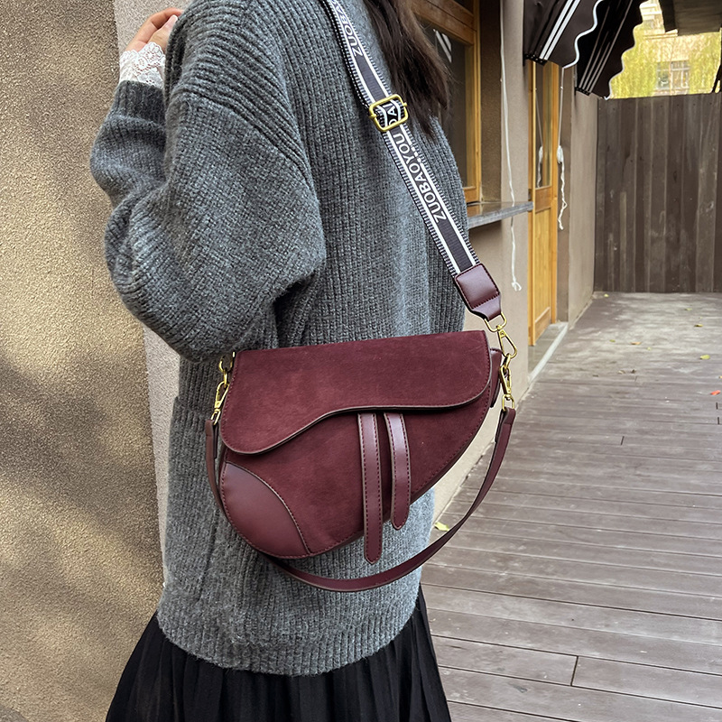 designer luxury Niche design women's bag 2026 new vintage versatile single-shoulder underarm high-end crossbody saddle bag Practical