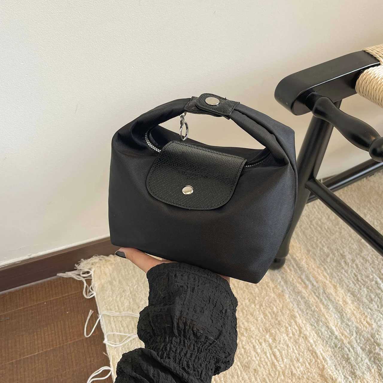 Designer Ladies casual versatile new handbag with simple color mahing essential mobile phe bag for shopping and travelJ260508