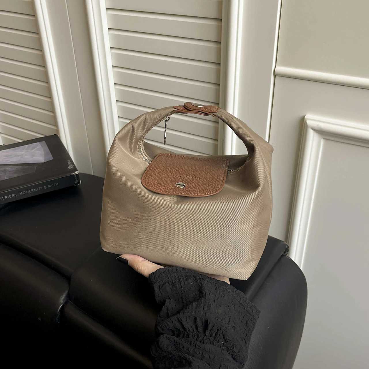Designer Ladies casual versatile new handbag with simple color mahing essential mobile phe bag for shopping and travelJ260508