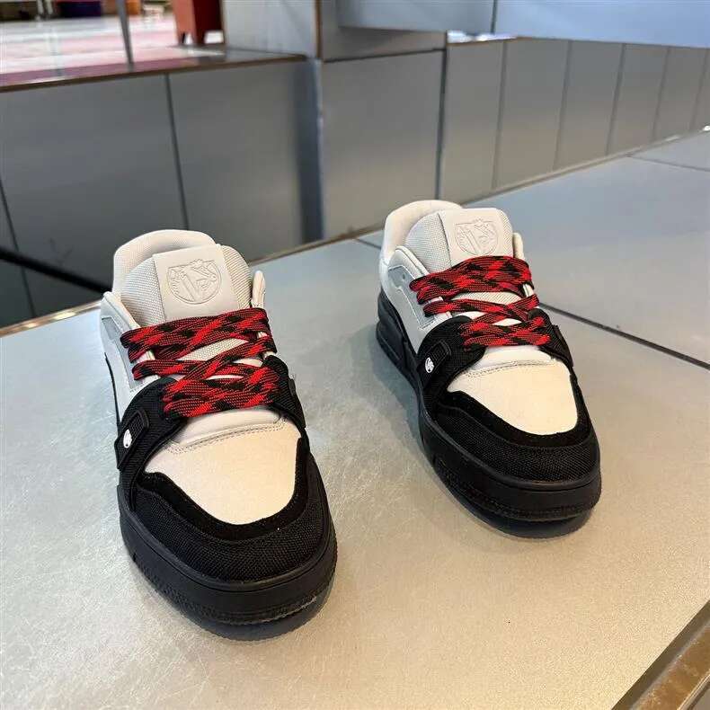 VUTITDN Free delivery luxury Casual Shoes Men's spring lightweight casual shoes comfortable sports shoes breathable soft soled board shoes